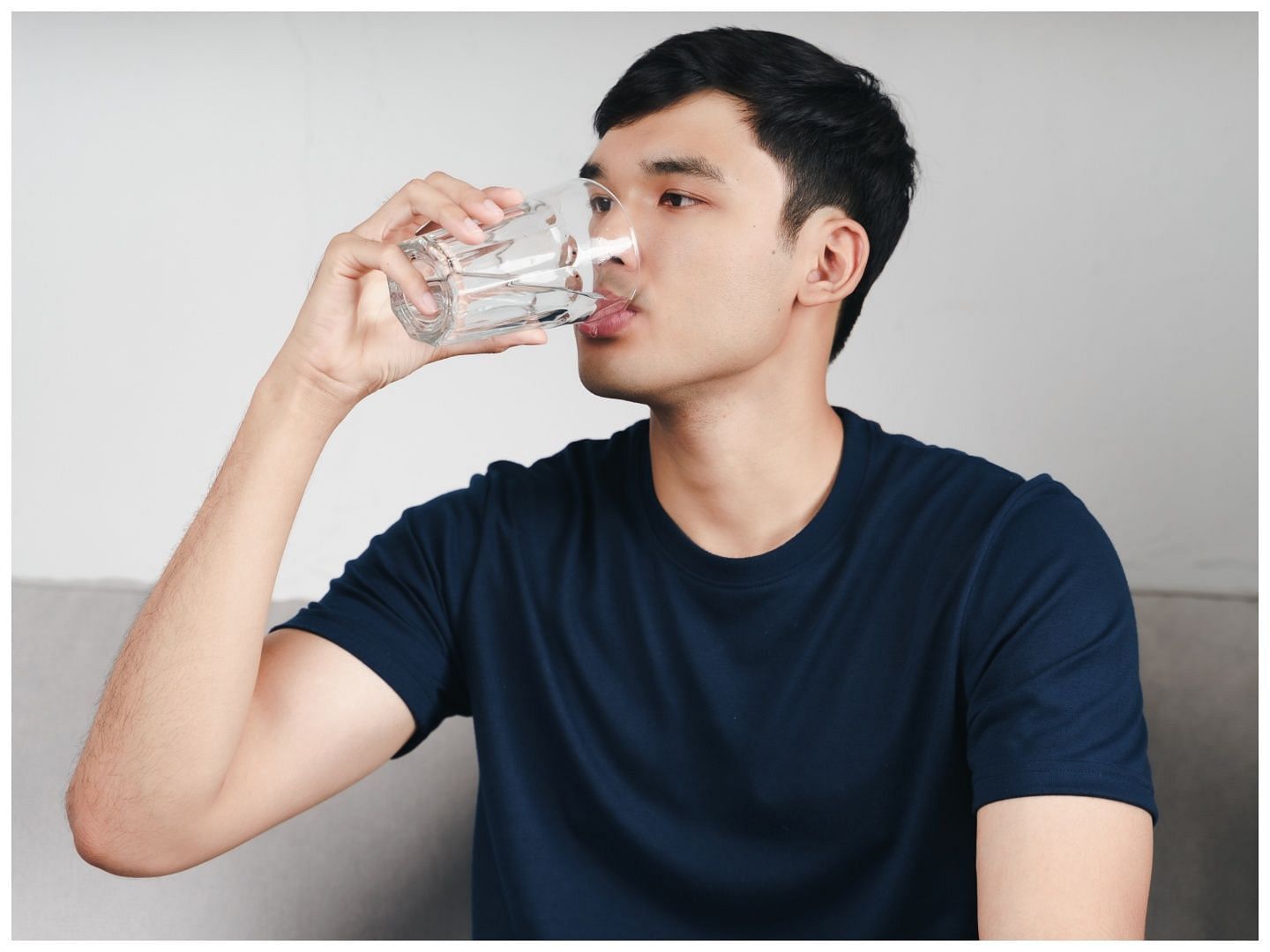 Drink a glass of water can help you to start your day better (Image via Vecteezy)